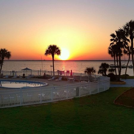 Quality Inn & Suites Gulf Breeze Bayside Near Pensacola Beach Exterior foto