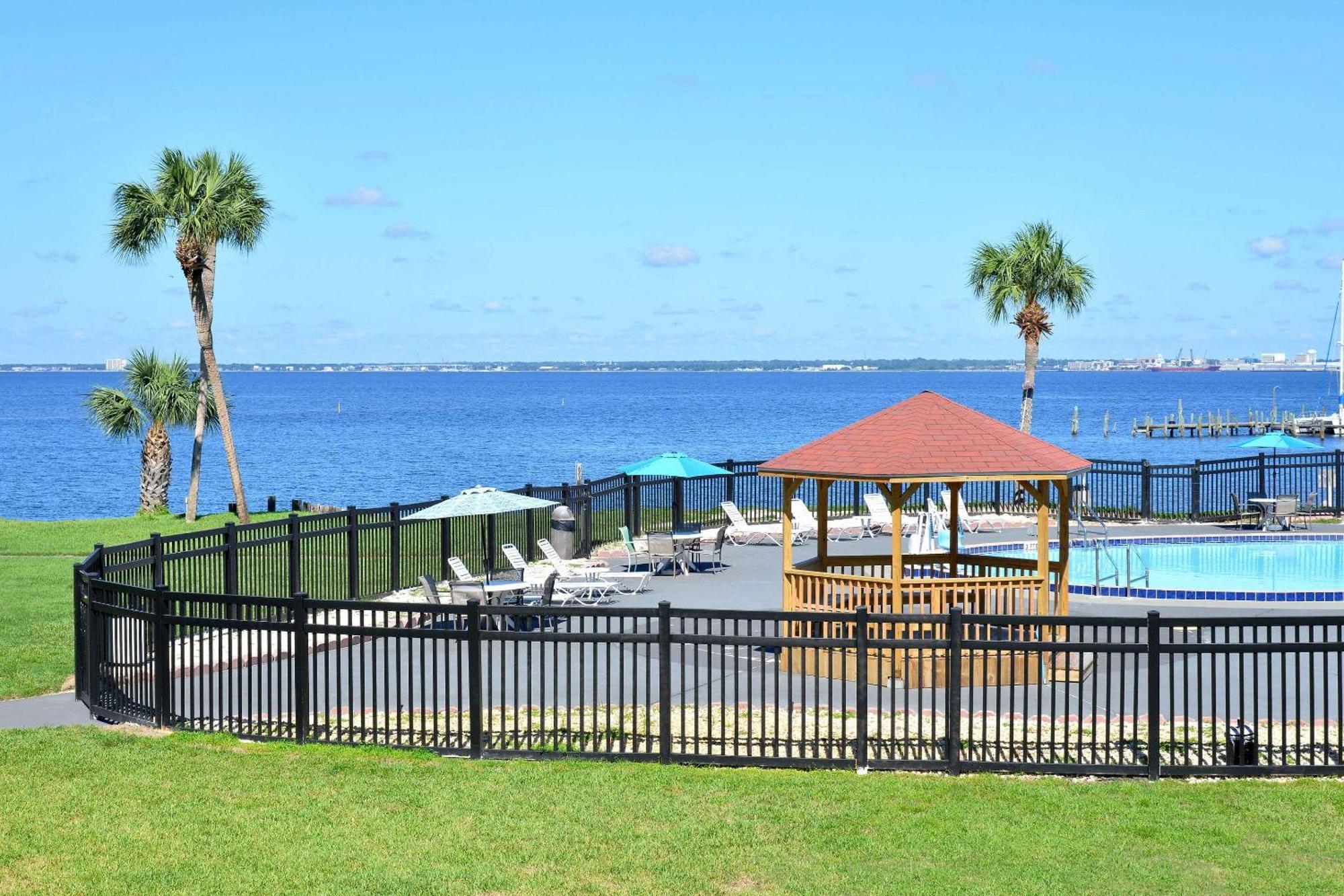 Quality Inn & Suites Gulf Breeze Bayside Near Pensacola Beach Exterior foto