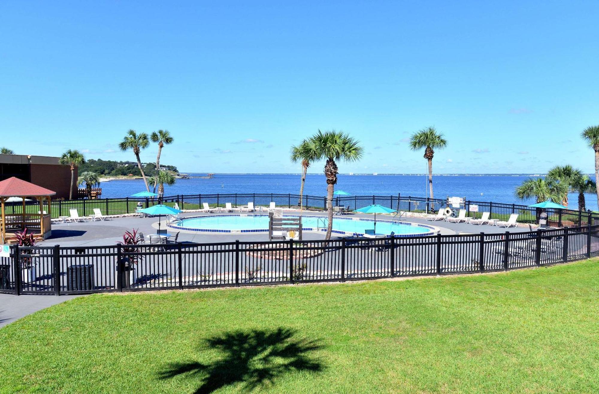 Quality Inn & Suites Gulf Breeze Bayside Near Pensacola Beach Exterior foto