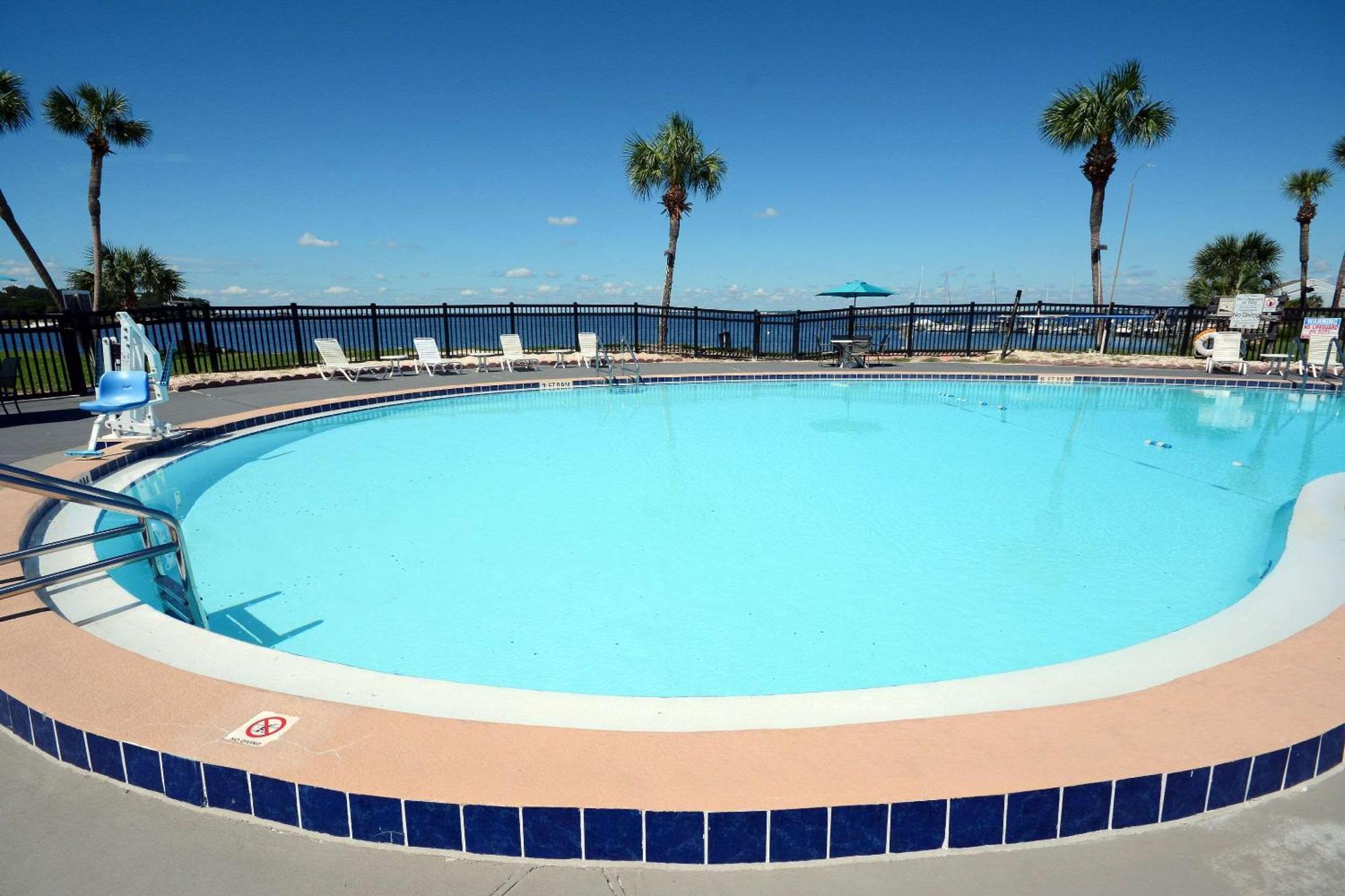 Quality Inn & Suites Gulf Breeze Bayside Near Pensacola Beach Exterior foto