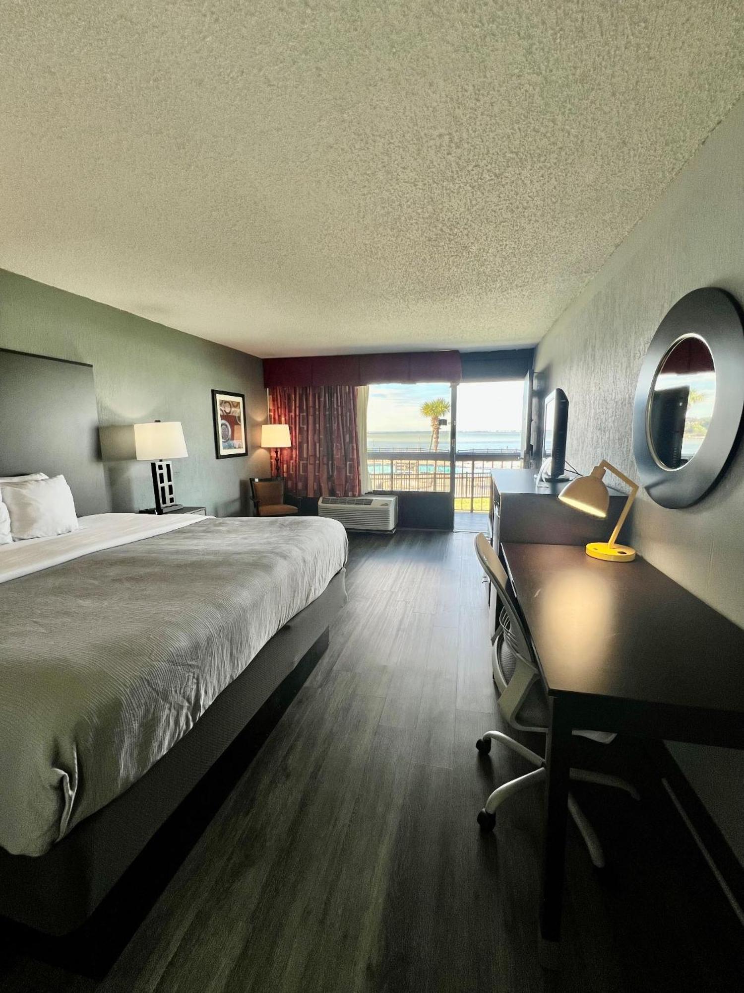 Quality Inn & Suites Gulf Breeze Bayside Near Pensacola Beach Exterior foto